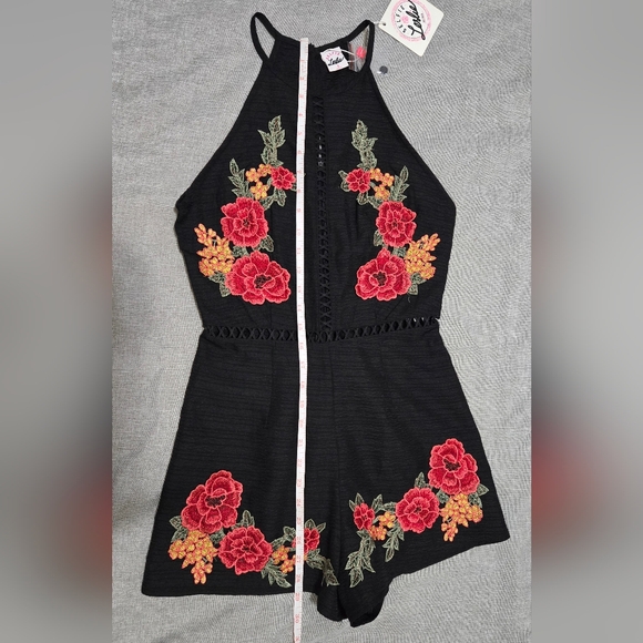 NWT SELFIE LESLIE Black Sleeveless Romper with Floral Applique, Size Small - Picture 6 of 11